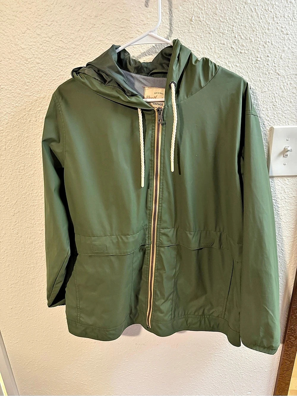 Weatherproof Vintage Hooded Rain Jacket Hooded Utility Jacket in Green Like New